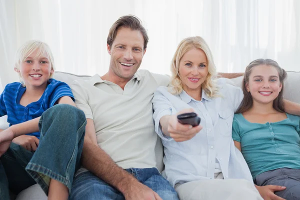 Parents posant avec des enfants et regardant la télévision — Photo