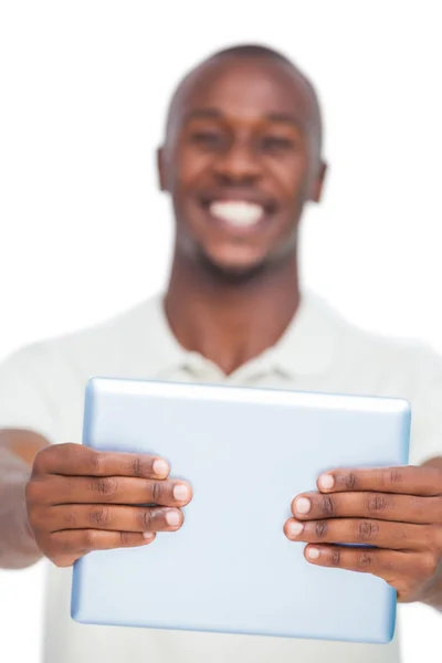 Tableta pc sostenido por el hombre sonriente —  Fotos de Stock