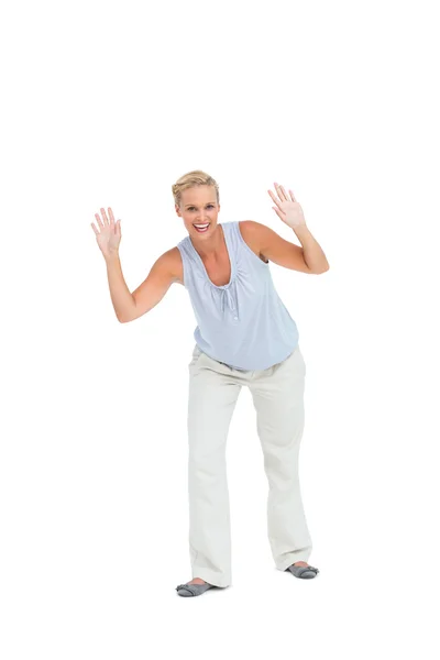 Blond kvinna böjning med händer upp — Stockfoto