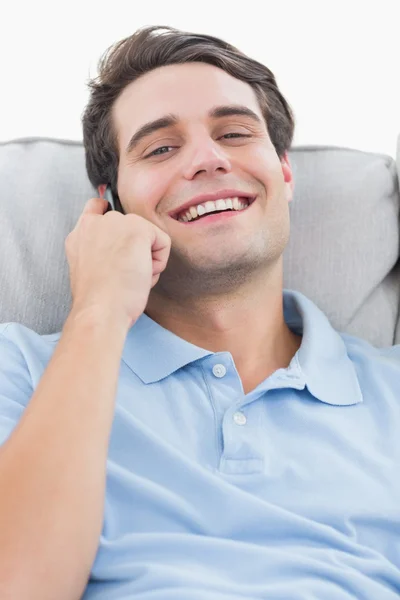 Mann lacht am Telefon — Stockfoto