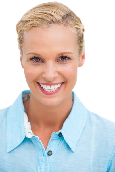 Blonde vrouw die lacht op camera — Stockfoto