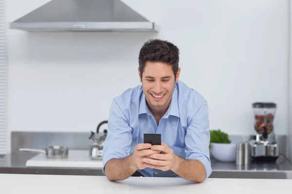 Homem mensagens de texto com seu smartphone — Fotografia de Stock