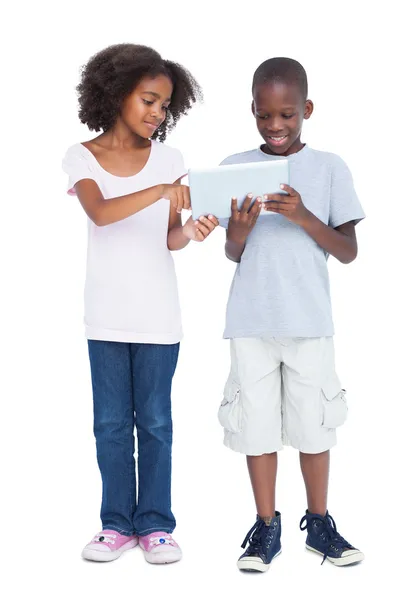 Bratr a sestra pomocí počítače tablet pc — Stock fotografie
