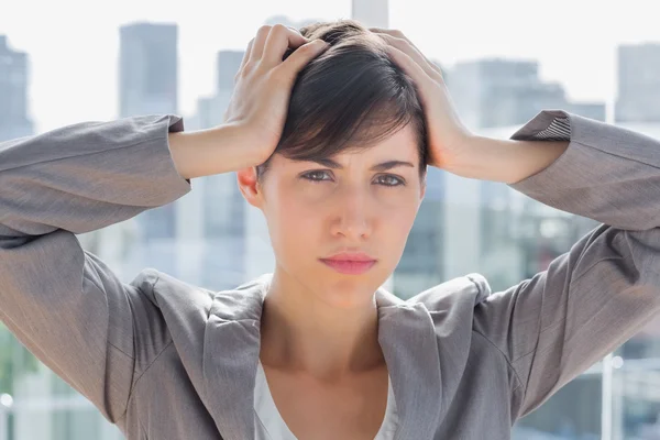 Femme d'affaires stressée regardant la caméra — Photo