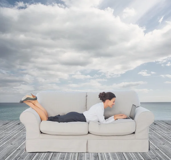 Affärskvinna liggande på soffan — Stockfoto