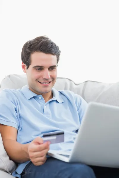 Homem usando seu cartão de crédito para comprar online — Fotografia de Stock