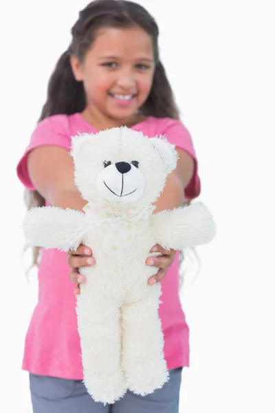Roztomilá holčička ukazující její medvídek na fotoaparát — Stock fotografie