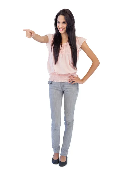 Leende ung kvinna som pekar på något — Stockfoto