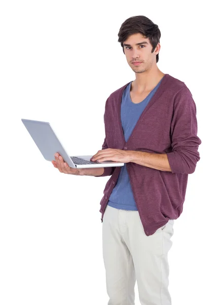 Homem sério segurando um laptop — Fotografia de Stock