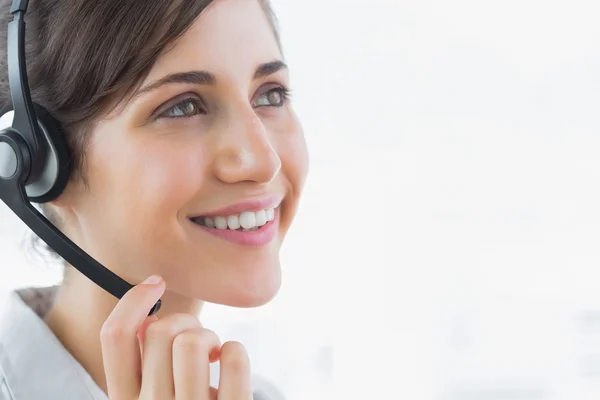 Morena call center agente sorrindo — Fotografia de Stock