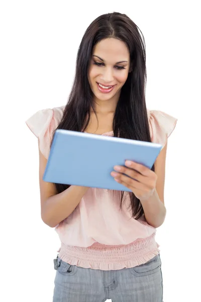 Giovane donna utilizzando tablet pc — Foto Stock