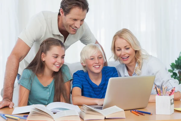 Padres e hijos usando una computadora — Foto de Stock