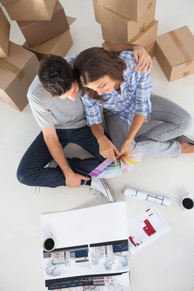 Visão geral de um homem e sua esposa olhando para os planos de casa — Fotografia de Stock