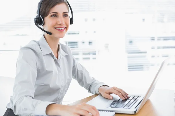 Ler call centre agent som arbetar på skrivbordet — Stockfoto