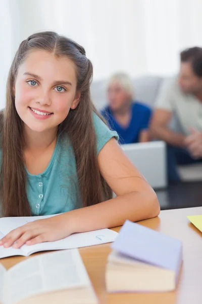 Fröhliches Mädchen, das seine Hausaufgaben macht — Stockfoto