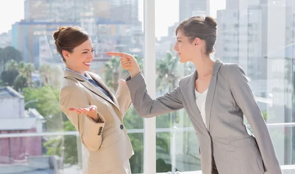 Empresária apontando para seu rival — Fotografia de Stock