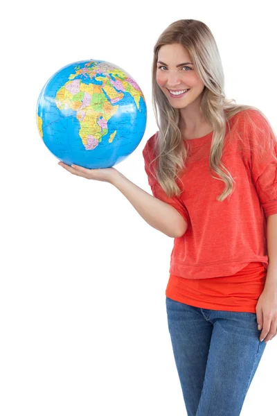 Mulher apresentando um globo — Fotografia de Stock