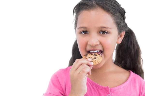 Felice bambina mangiando un biscotto — Foto Stock