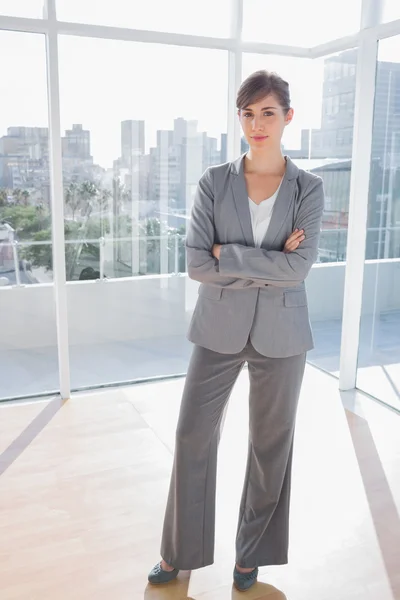 Femme d'affaires souriante debout dans le bureau — Photo