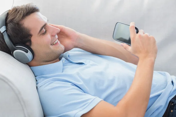 Uomo allegro godendo la musica con il suo smartphone — Foto Stock