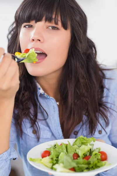 Bonita morena comiendo una ensalada para el almuerzo —  Fotos de Stock