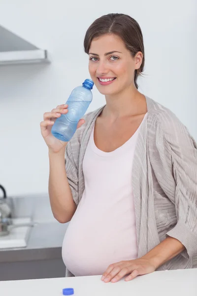 Terhes nő ivóvíz — Stock Fotó