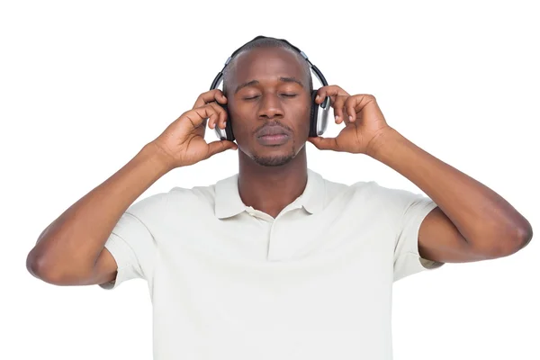 Homme aux yeux fermés écoutant de la musique — Photo