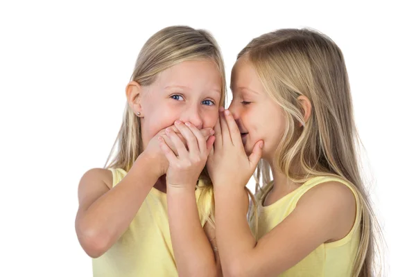 Niña susurrando a su hermana — Foto de Stock