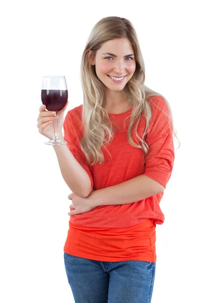 Donna sorridente guardando la fotocamera con bicchiere di vino rosso — Foto Stock