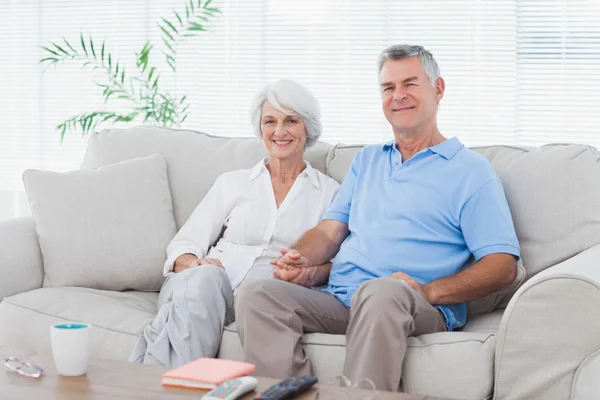 Äldre par sitter på en soffa — Stockfoto