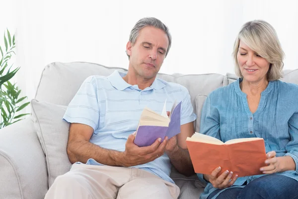 Casal falando sobre seus livros — Fotografia de Stock