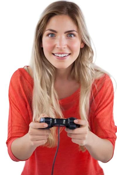 Blonde vrouw spelen van videospellen — Stockfoto