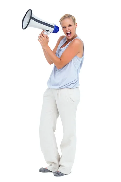 Rubia gritando sosteniendo megáfono —  Fotos de Stock