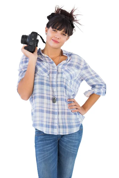 O femeie frumoasă fericită, cu mâna pe șold și ținând camera foto — Fotografie, imagine de stoc