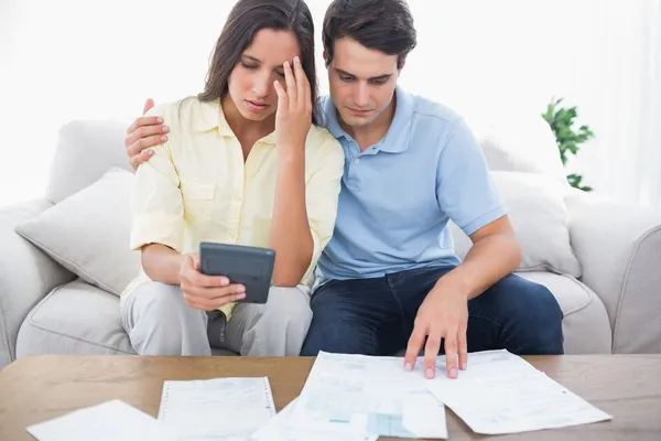 Fearful couple doing their accounts — Stock Photo, Image