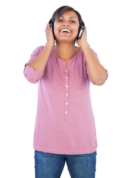 Sorrindo jovem mulher ouvindo música — Fotografia de Stock