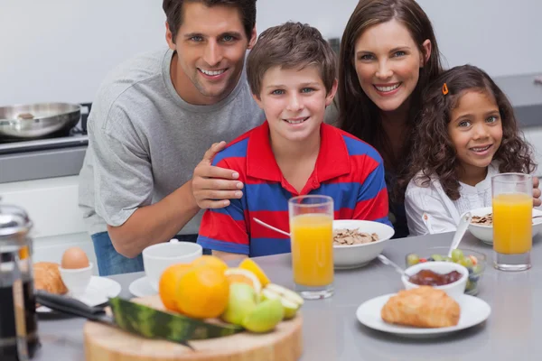 Aile kahvaltısı sırasında — Stok fotoğraf