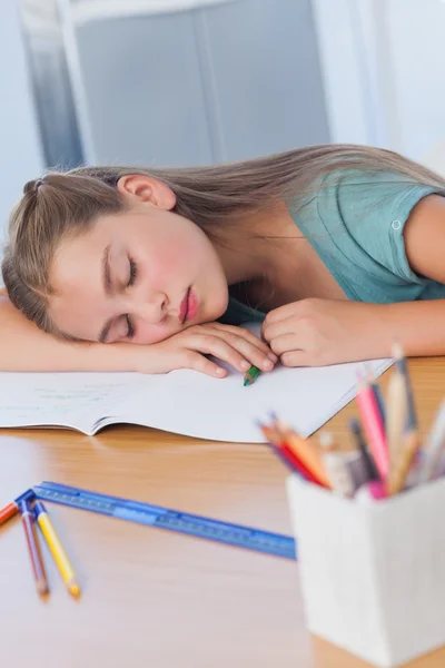 Liten flicka sover på böcker — Stockfoto