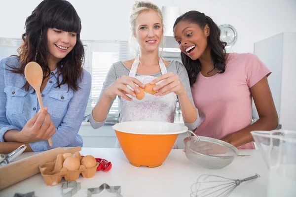Happy friends making pastry together — Stock Photo, Image