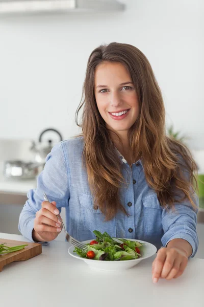 Женщина ест салат — стоковое фото