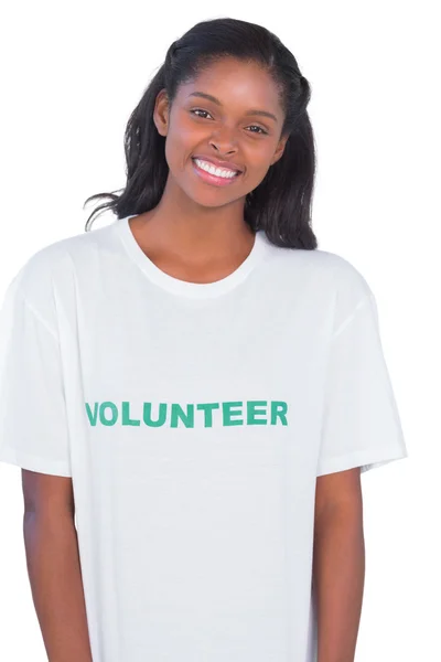 Lachende jonge vrouw vrijwilliger tshirt dragen — Stockfoto
