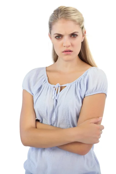 Donna bionda indignata con le braccia incrociate — Foto Stock
