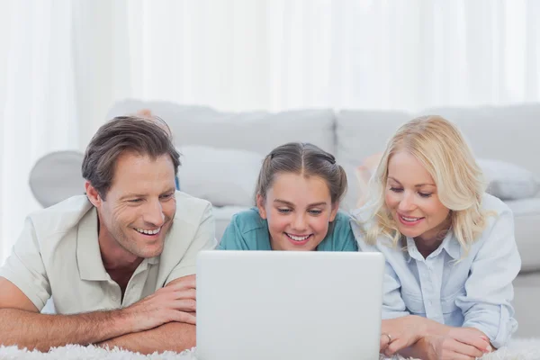 Ouders en dochter met behulp van een laptop — Stockfoto