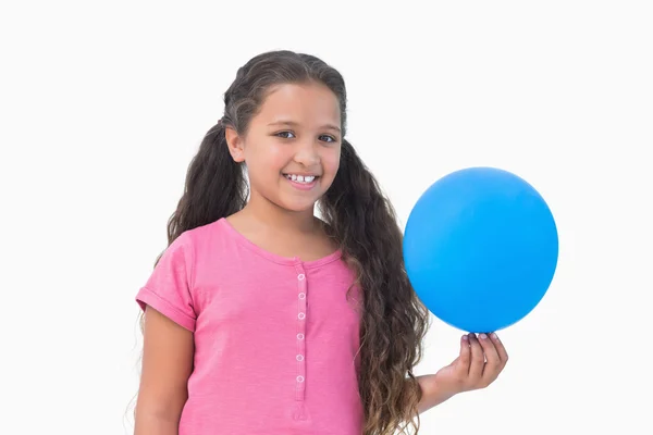 Küçük kız holding mavi balon — Stok fotoğraf