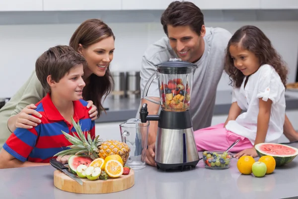 Lächelnde Familie mit dem Mixer — Stockfoto