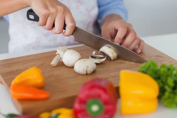 Woman slicing mushrooms — Stock Photo, Image