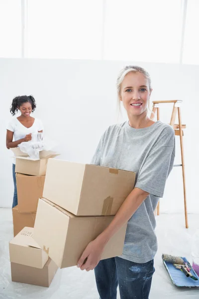 Happy young housemates moving into new home — Stock Photo, Image