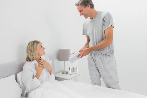 Hombre dando regalo a su pareja — Foto de Stock