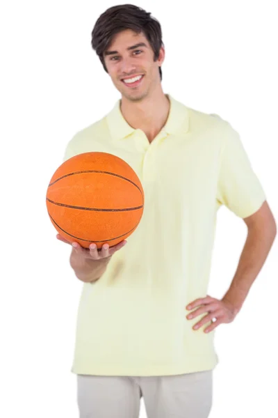 Šťastný muž, který držel míč košík — Stock fotografie
