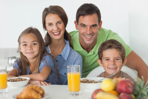 Portret van ouders ontbijten met hun kinderen — Stockfoto